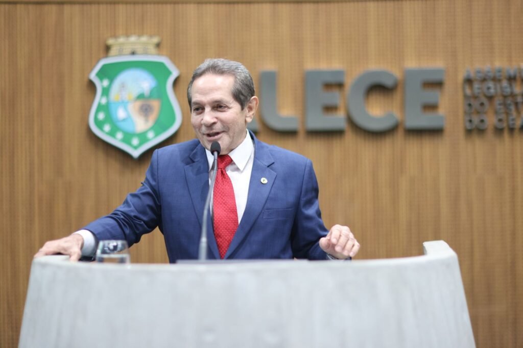 Alece reconhece as contribuições do Academia Cearense de Teatro para a cultura em sessão solene