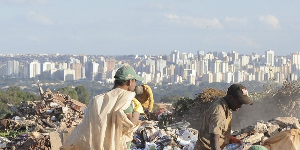 Cada brasileiro descarta, por ano, 382 kg de lixo no meio ambiente