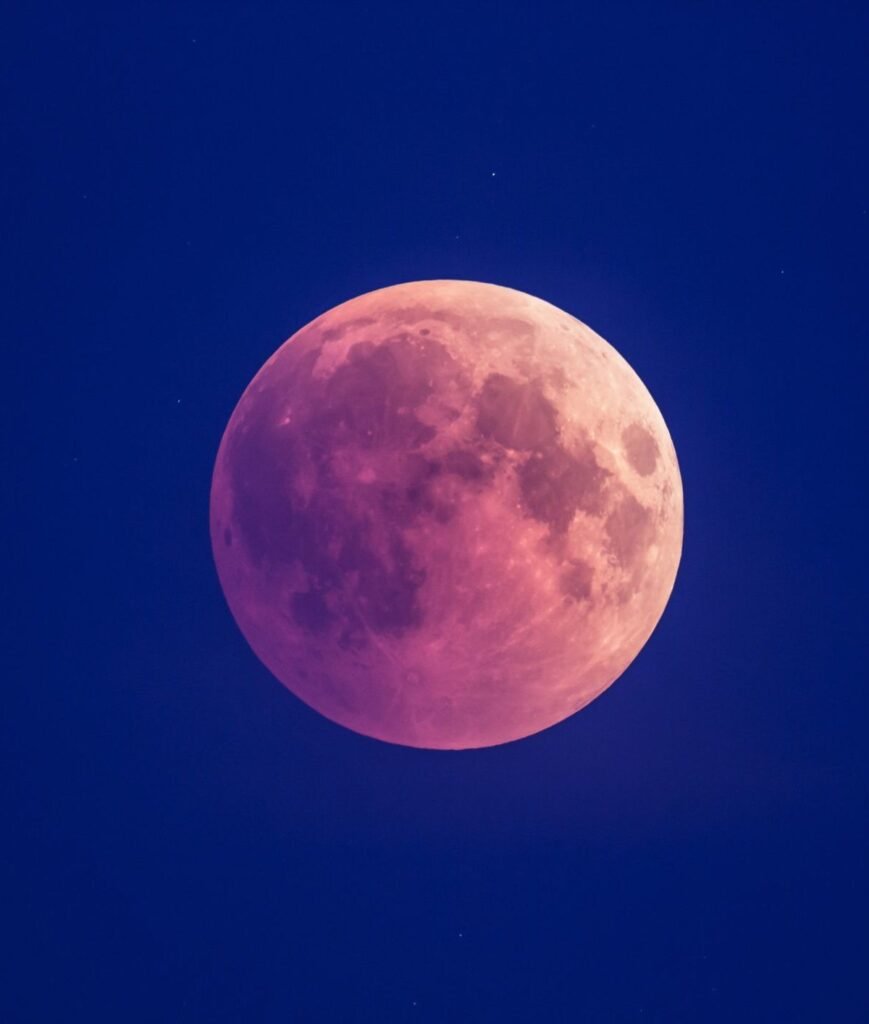Como foi a Lua Rosa que iluminou os céus no final de semana? Veja imagens!