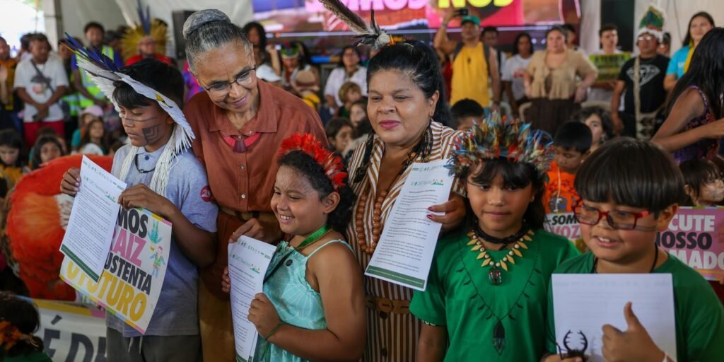 Em Brasília, crianças indígenas pedem proteção da floresta e do futuro