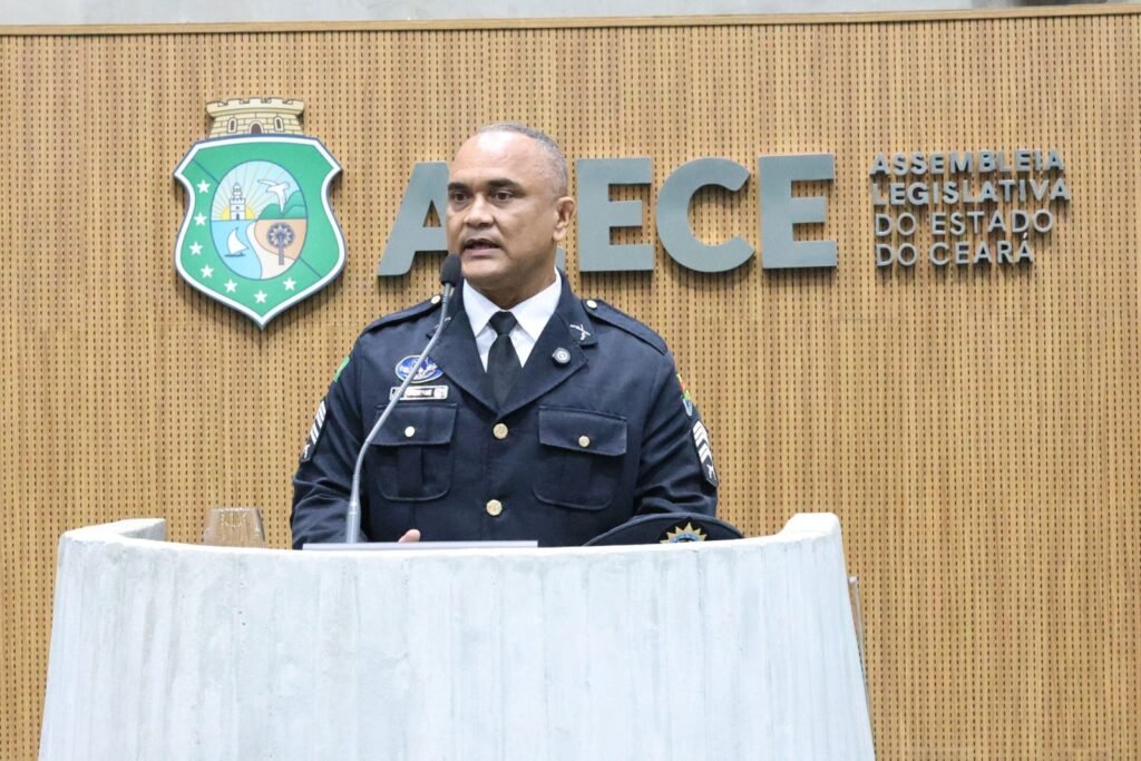 Alece entrega Título de Cidadão Cearense ao policial militar Guilherme dos Santos