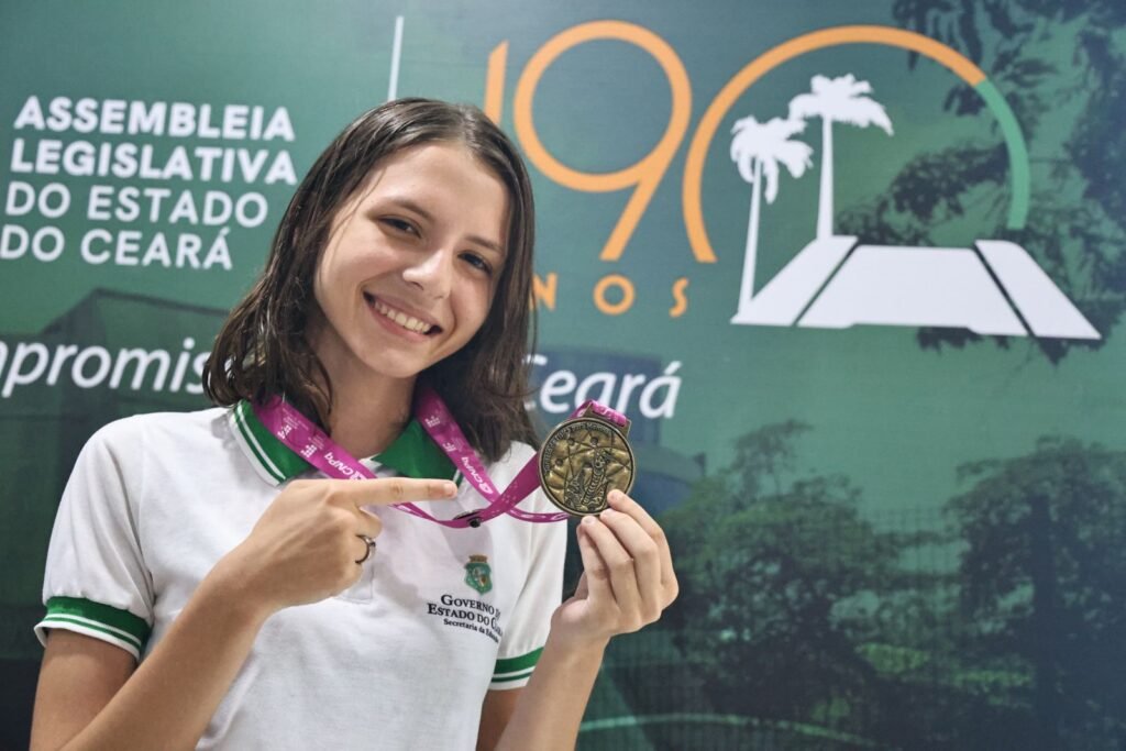 Alece entrega medalhas a 56 alunas do CE vencedoras do Torneio de Física para Meninas (TFM)