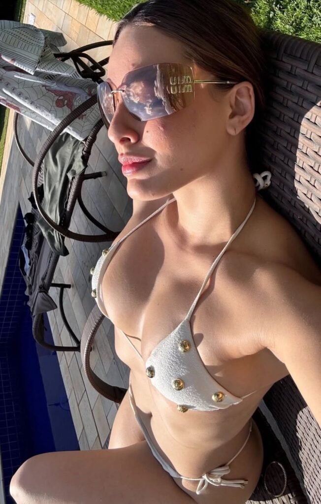 Beatriz Reis rouba a cena ao curtir domingo à beira da piscina