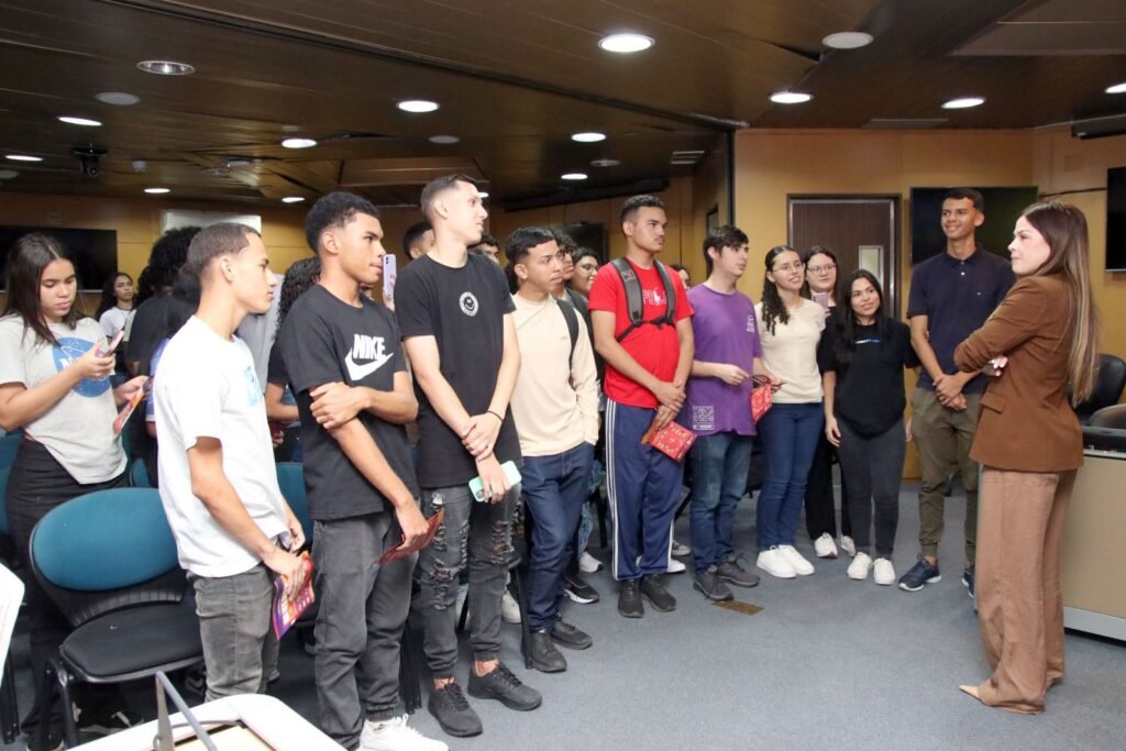 Alunos de escolas em Fortaleza, Caucaia e Maracanaú visitam a Alece nesta semana
