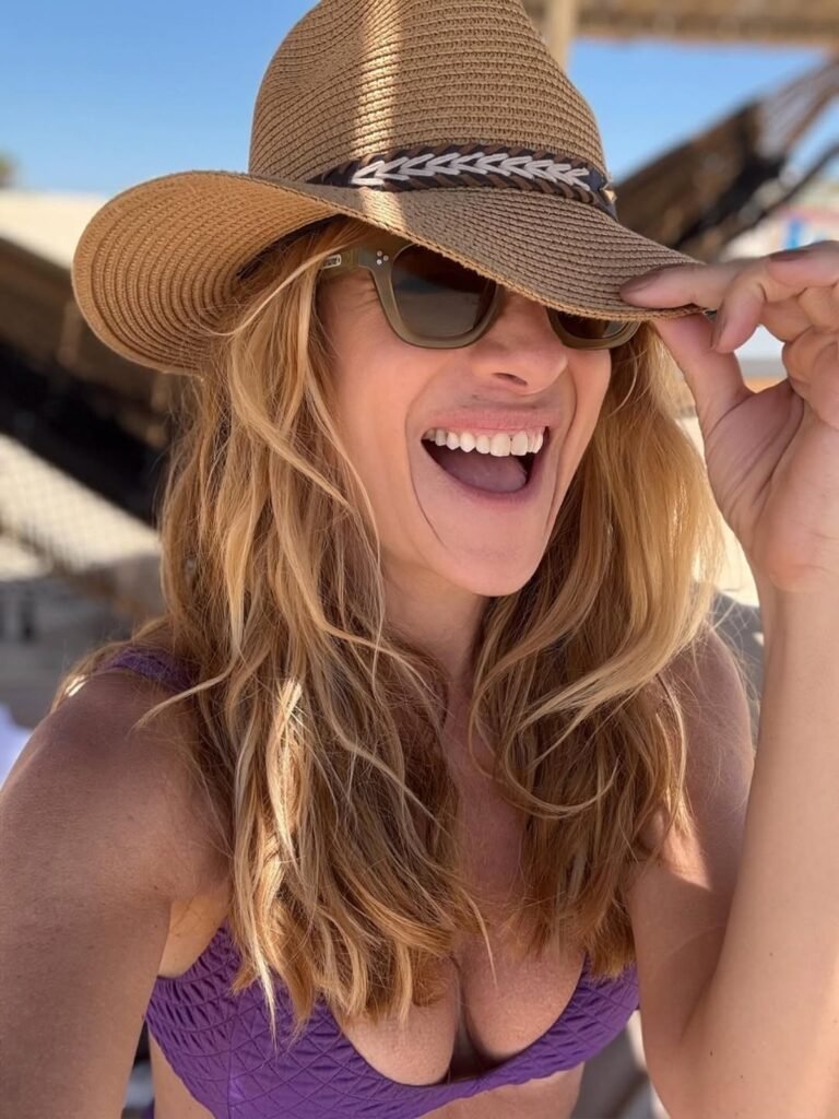 Ingrid Guimarães curte dia de praia em Portugal a bordo de biquíni lilás