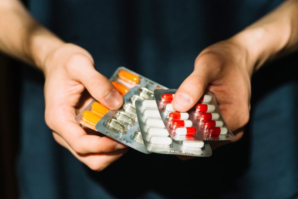 Uso indiscriminado de antibióticos e a resistência bacteriana.