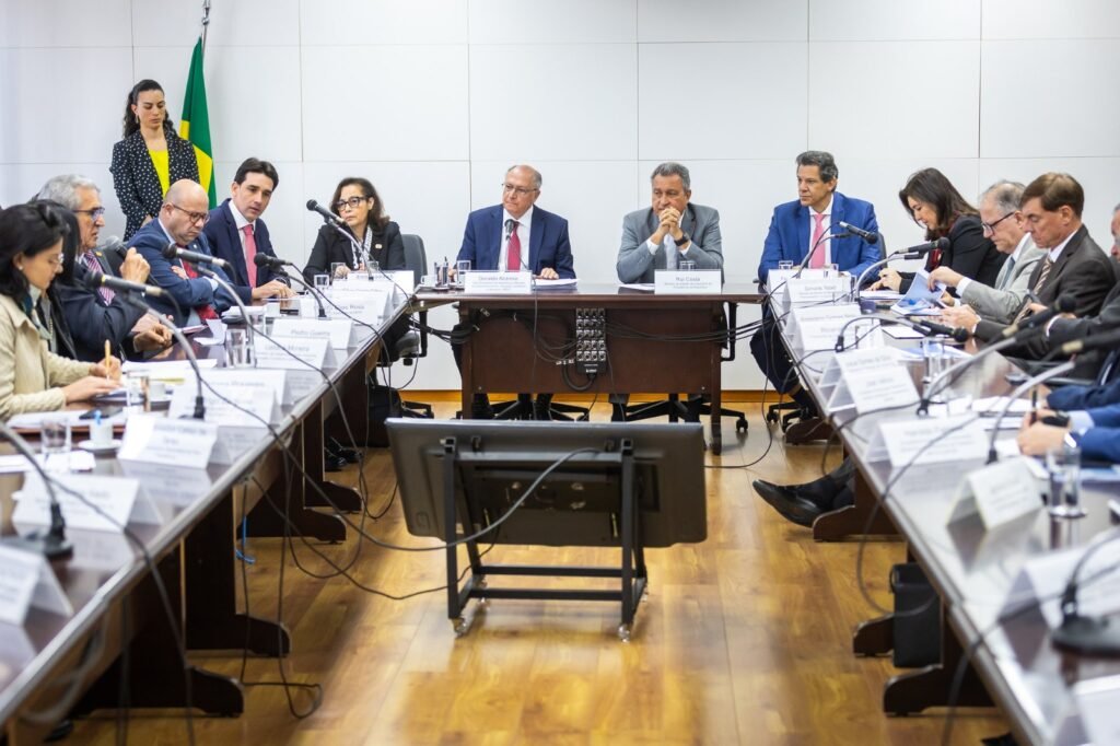Fazenda leva ao Planalto medidas para proteger empresas e empregos do tarifaço — Agência Gov