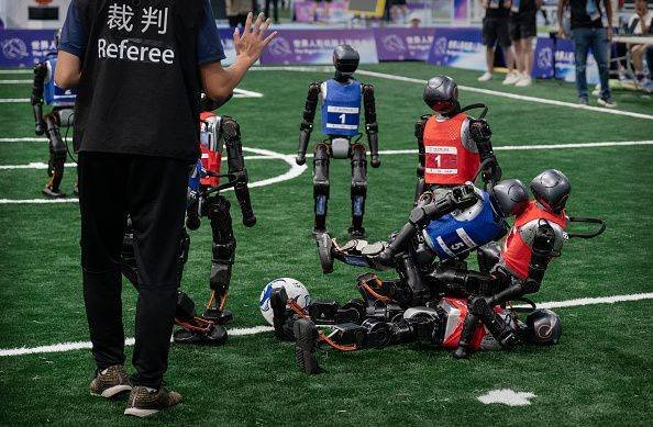 Robôs jogam futebol, lutam e dançam na primeira ‘Olimpíada’ de humanoides na China partida-de-futebol-entre-robos-humanoides
