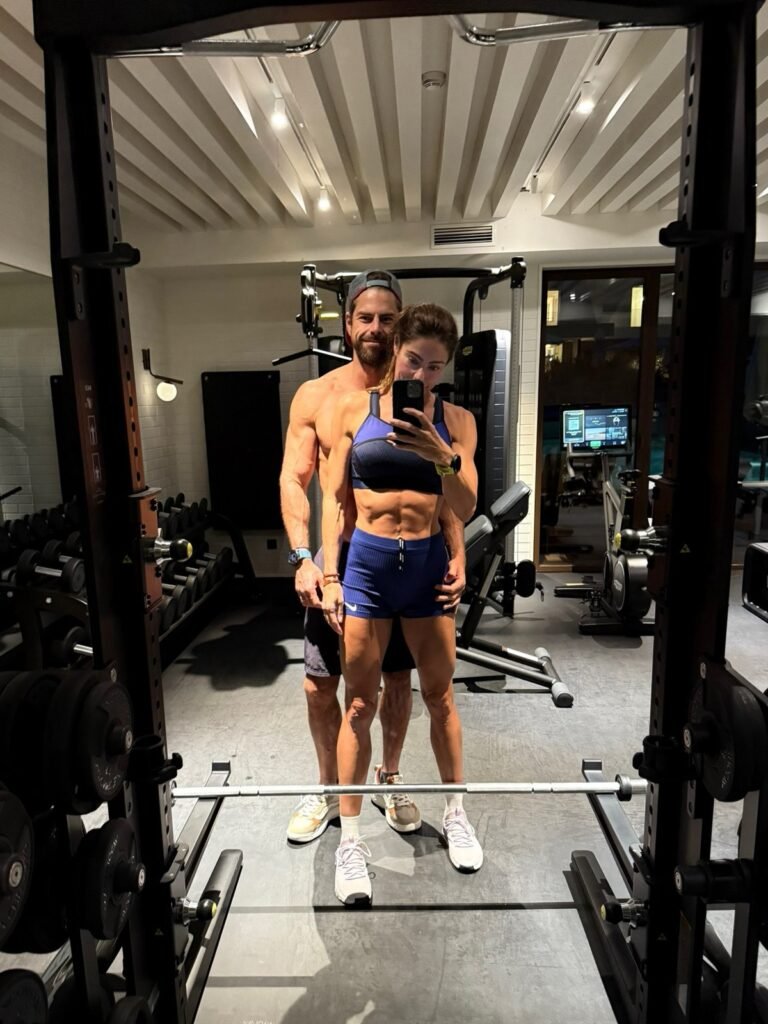 Daniella Cicarelli posa com marido após malhação e brinca: 'Estamos muito marombeiros?'