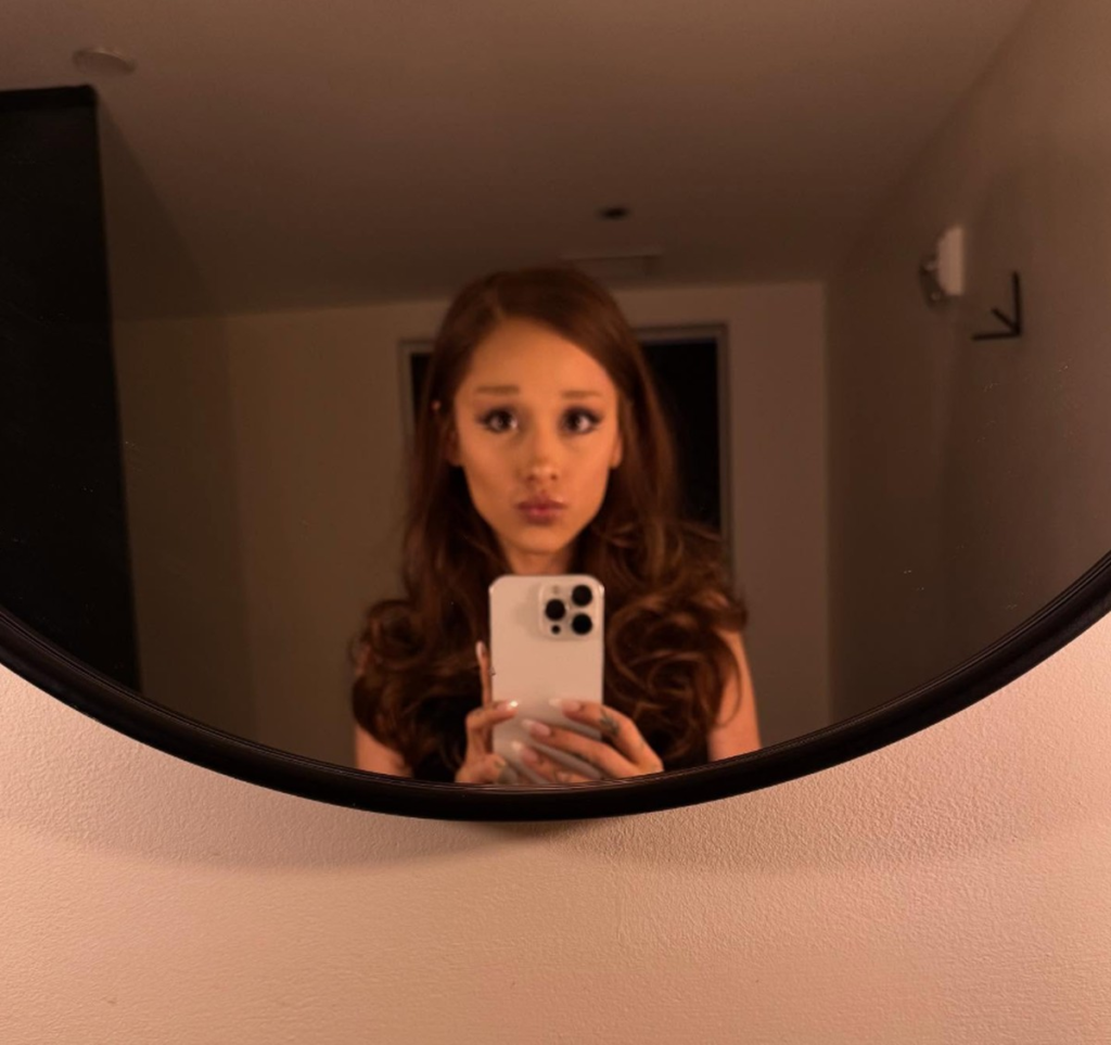 Prestes a vir ao Brasil, Ariana Grande muda de visual e volta a ser morena