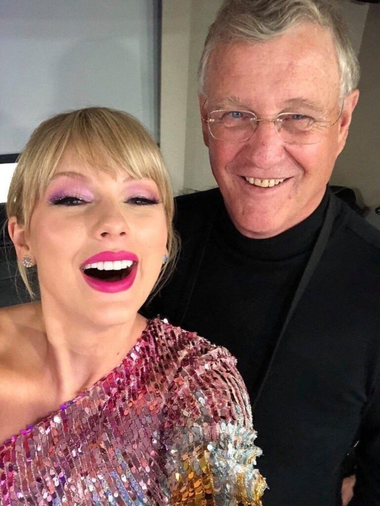 Taylor Swift celebra recuperação do pai após cirurgia cardíaca
