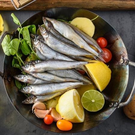Gordura no fígado? Comer 2 tipos de peixe ajuda a combatê-la Sardinha (foto) e salmão parecem ajudar a combater a gordura no fígado