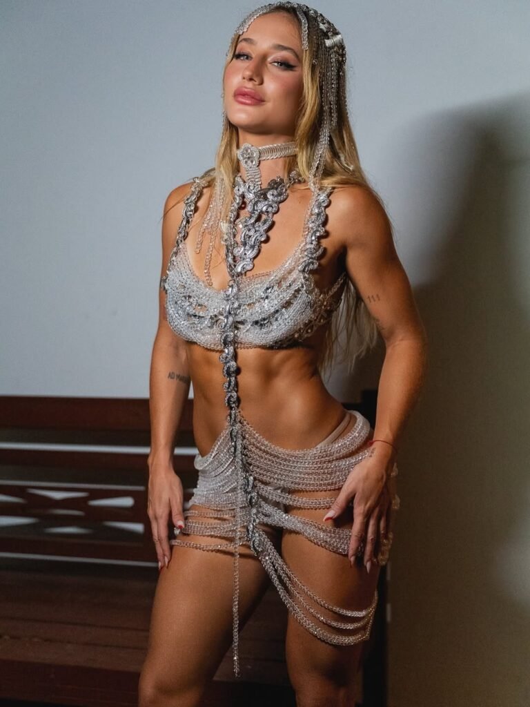 Bruna Griphao elege look ousado de correntes e brilho para ensaio da Salgueiro