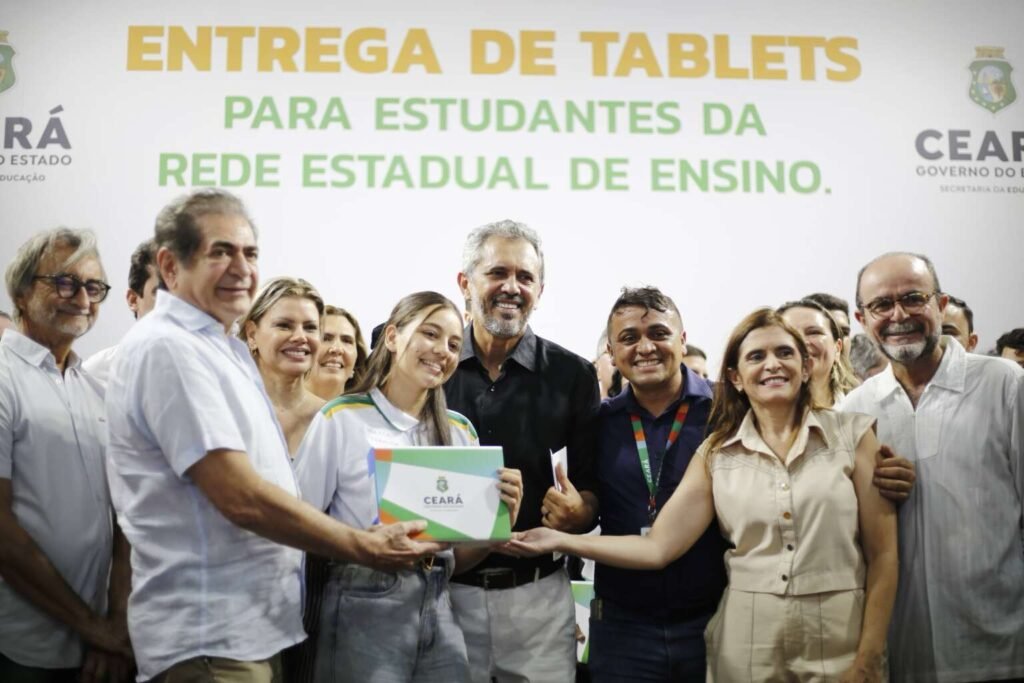 Governo do Ceará entrega mais de 700 tablets e autoriza obra de restauração da CE-352