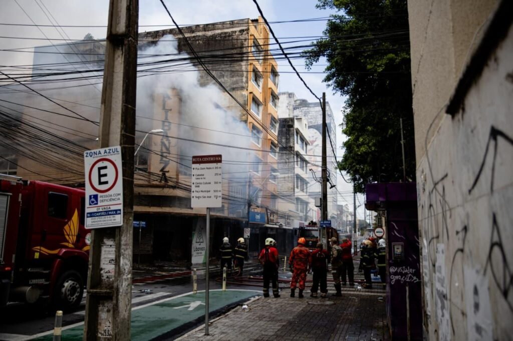 Papelaria no Centro de Fortaleza é atingida por incêndio