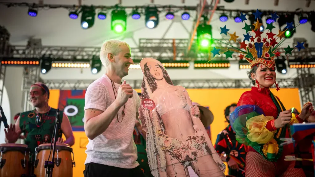 Cearense se fantasia de Juliano Floss com Marina Sena de papelão e chama atenção da cantora