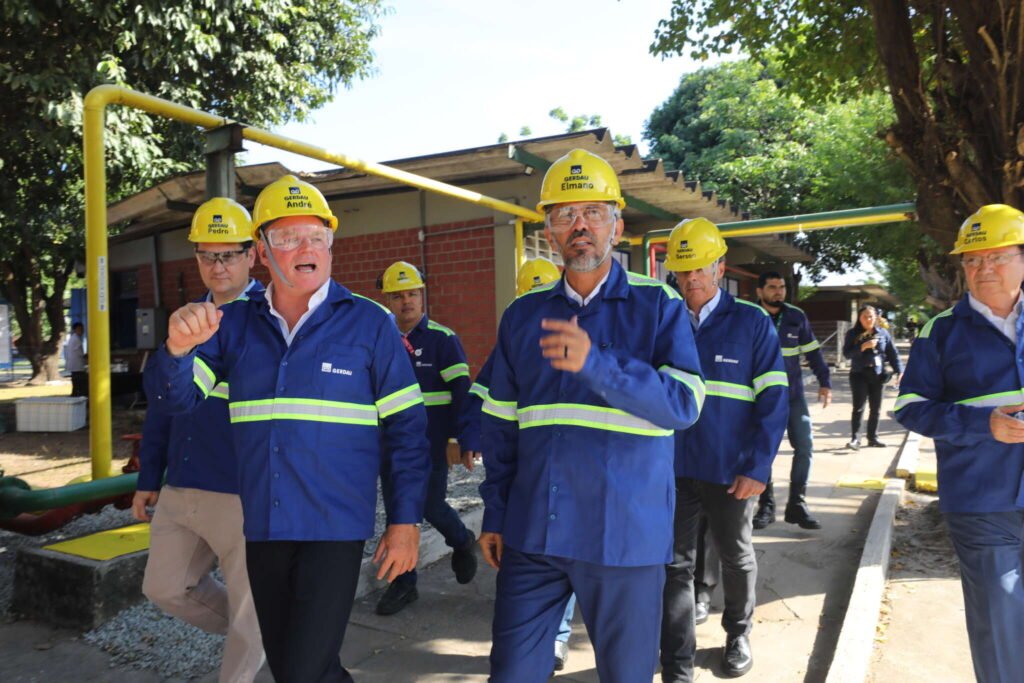 Produtora de Aço em Maracanaú retoma atividades com visita do governador Elmano