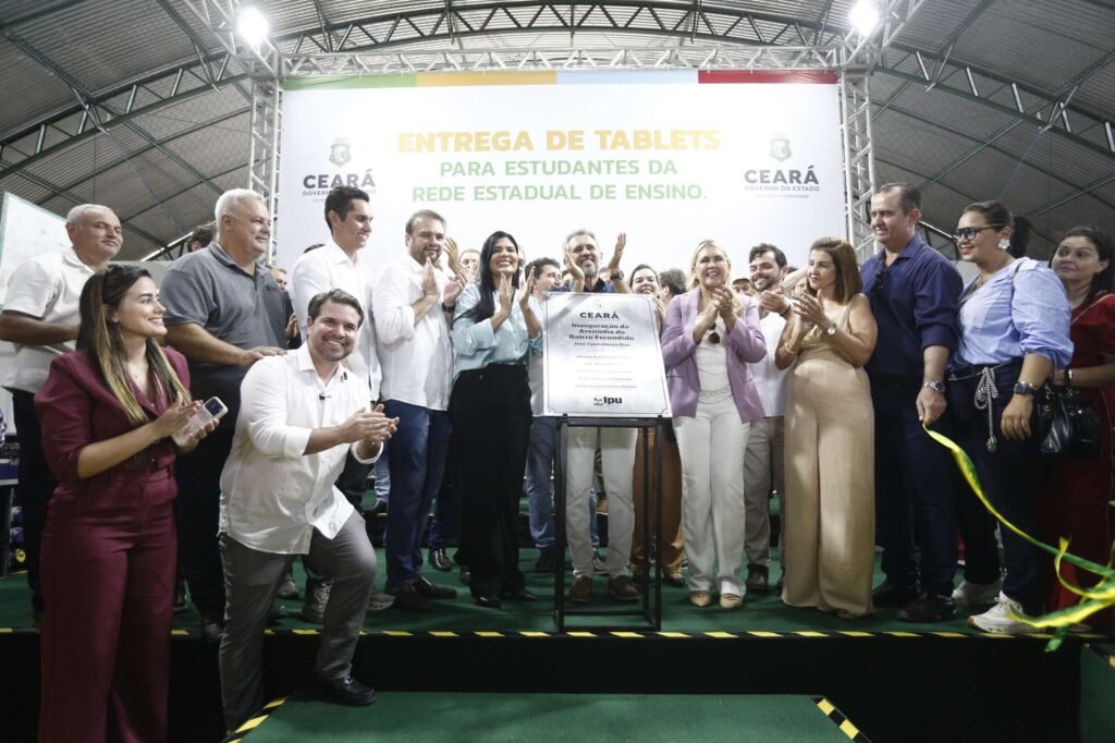 Governador entrega tablets para estudantes e inaugura areninha em Ipu