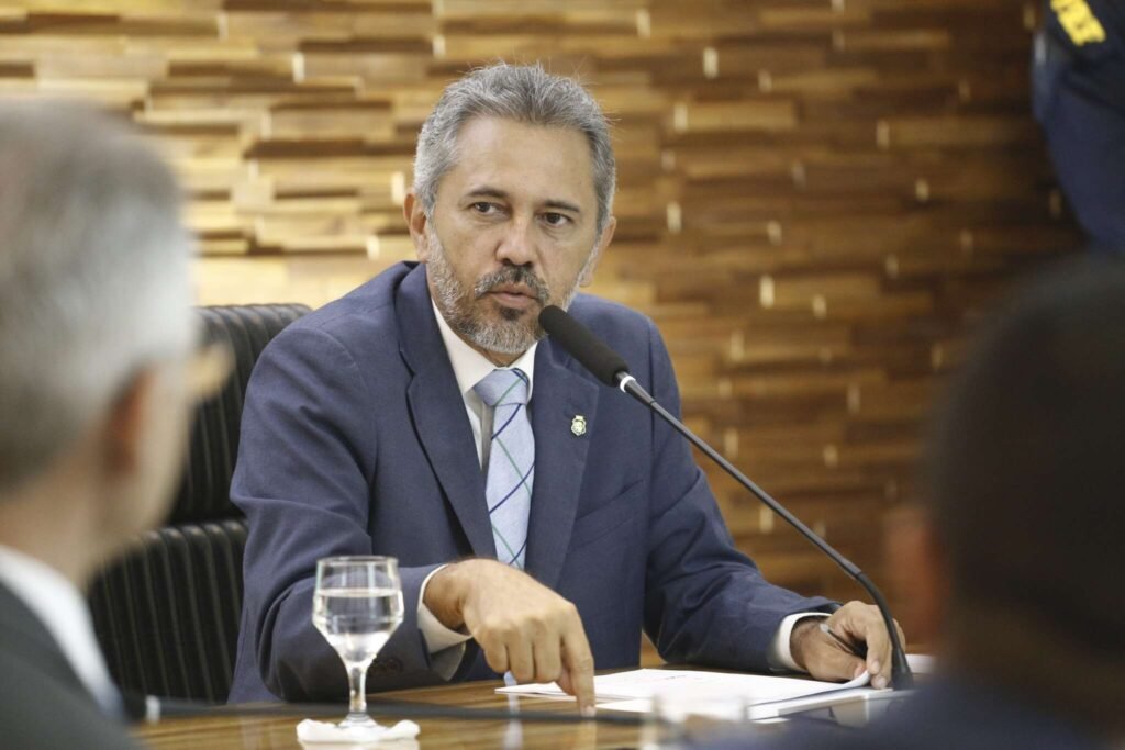Elmano anuncia reajuste de 5% para servidores estaduais e aumento no vale-alimentação