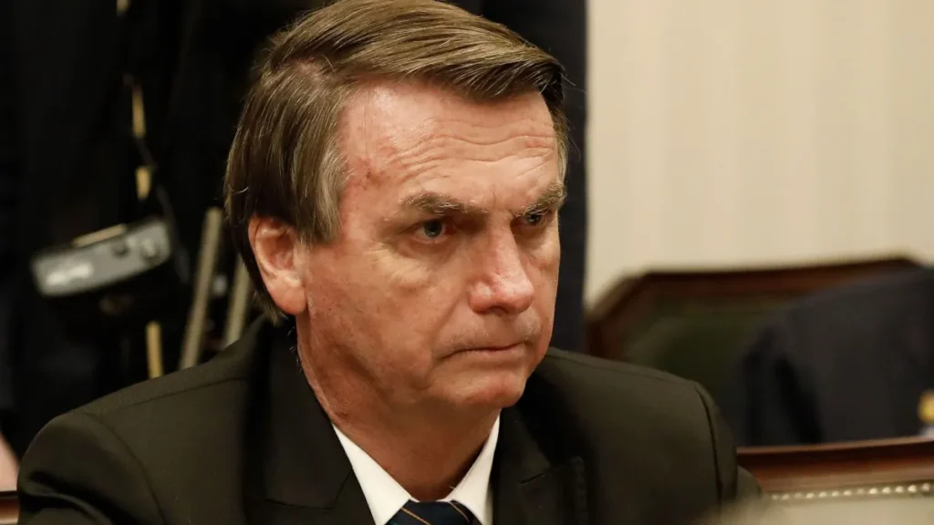 Bolsonaro recebe alta após duas semanas internado com broncopneumonia