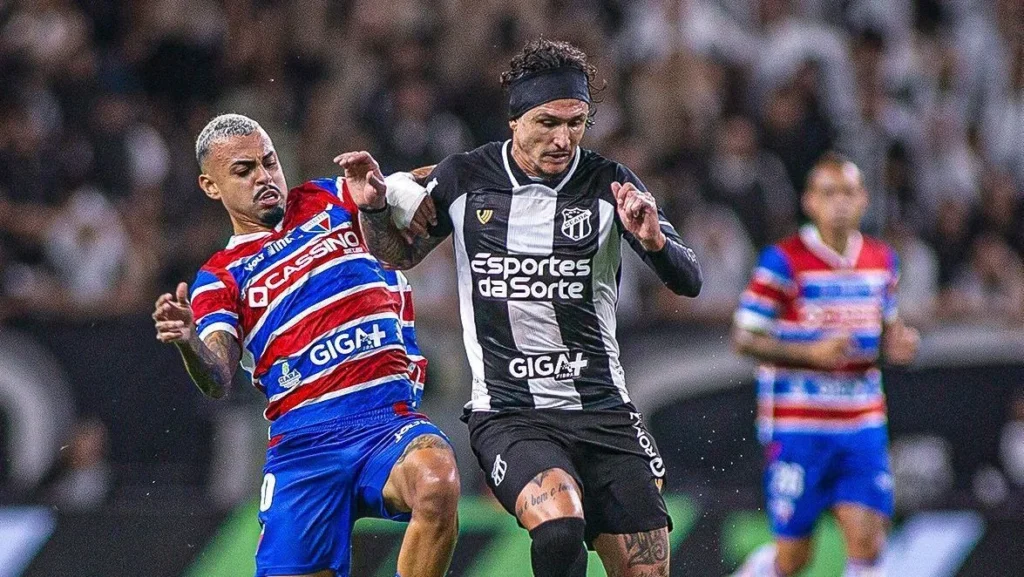 Com um a menos, Ceará vence Fortaleza, amplia tabu e segue vivo no Nordestão