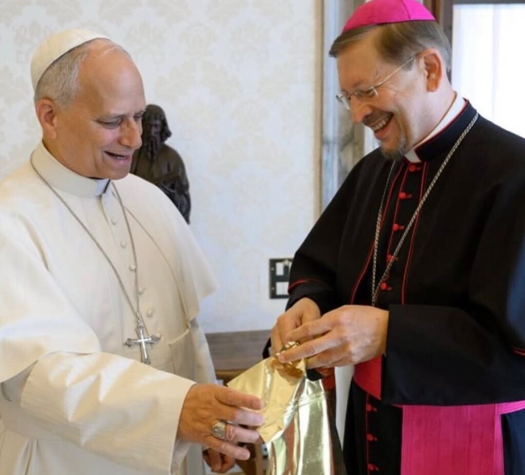Papa Leão XIV recebe Dom Luís Pepeu no Vaticano e ganha café do Maciço de Baturité