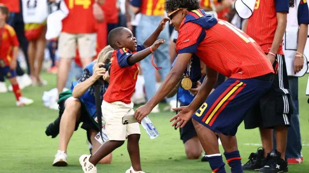 Irmão caçula de Lamine Yamal rouba a cena e celebra bicampeonato da Espanha