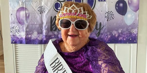Influencer de 96 anos pode ser expulsa de casa de repouso após promover festas