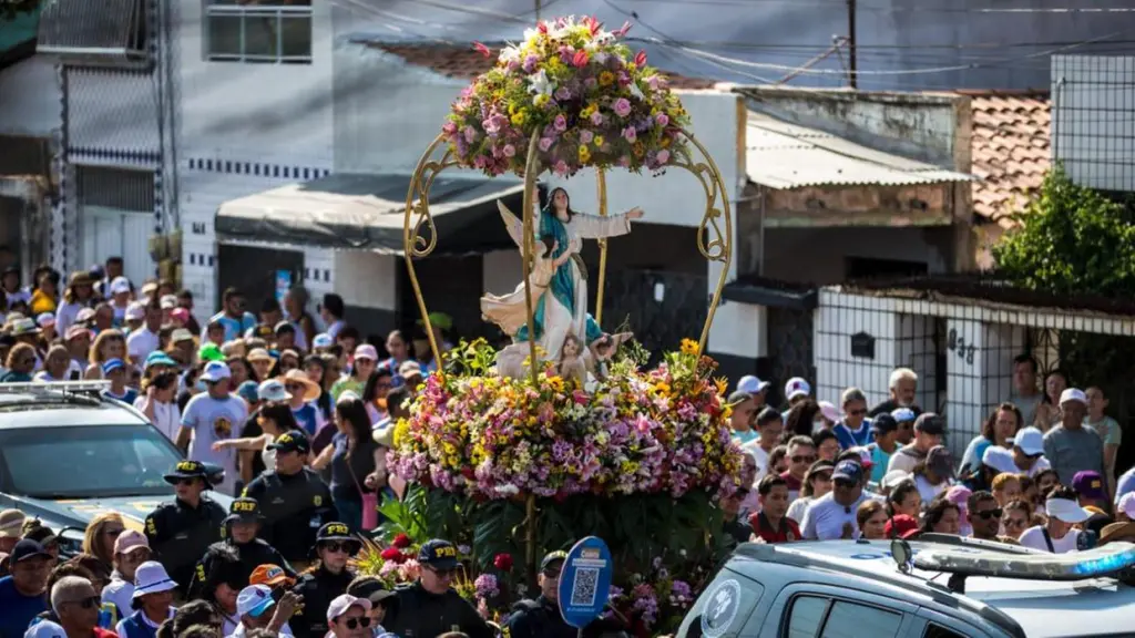 Feriado de Nossa Senhora da Assunção altera funcionamento de serviços em Fortaleza; veja o que abre e fecha