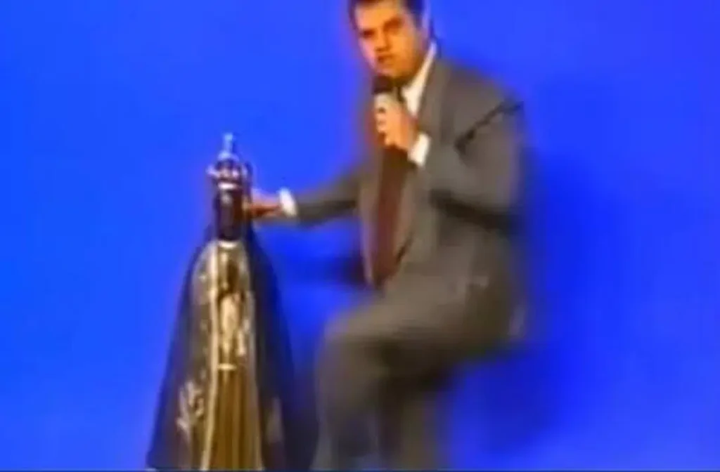 Vídeo de pastor chutando imagem de Nossa Senhora Aparecida volta a circular em meio a debate eleitoral