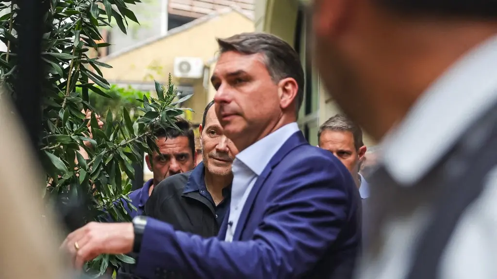 Flávio Bolsonaro se recusa a explicar novo repasse de Vorcaro para filme sobre Bolsonaro
