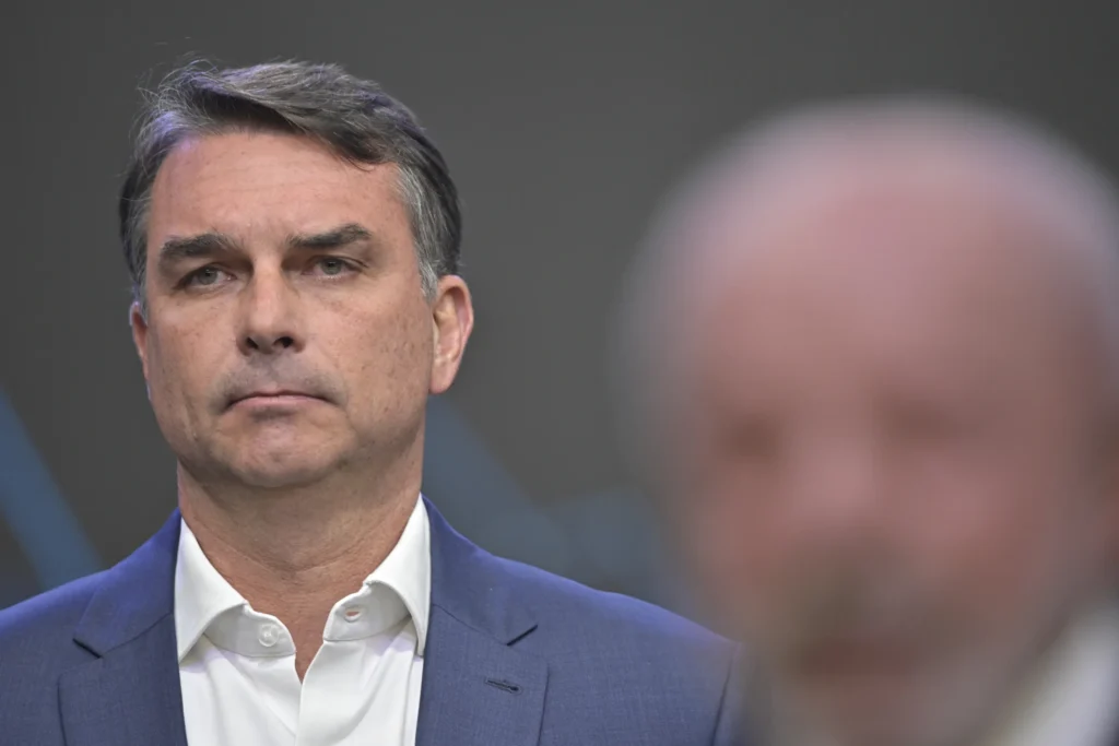 As perguntas que Flávio Bolsonaro deixou sem resposta no debate da Band