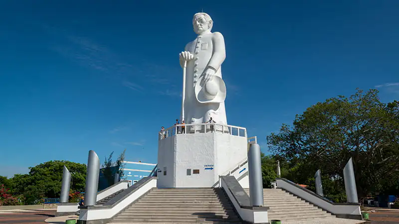 Acesso à estátua de Padre Cícero é interditado após ataque de abelhas em Juazeiro do Norte